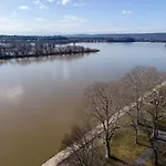 Flats On Front - Riverfront Gem Fast Wi-Fi 1F