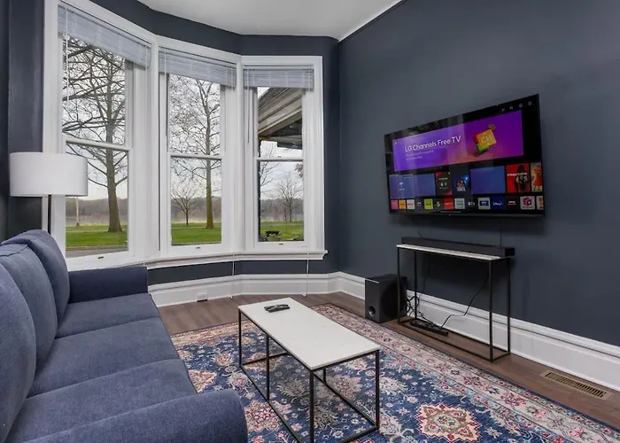 Flats On Front - Riverfront Gem Fast Wi-Fi 1F
